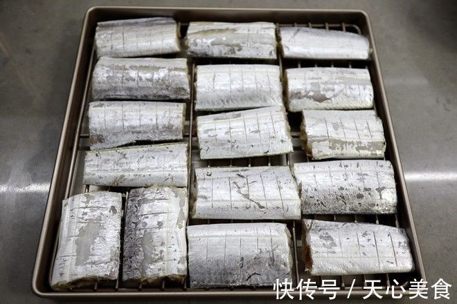 喉咙|鱼刺卡在喉咙里，喝醋不管用，教你1招，鱼刺自己顺下去，快学会