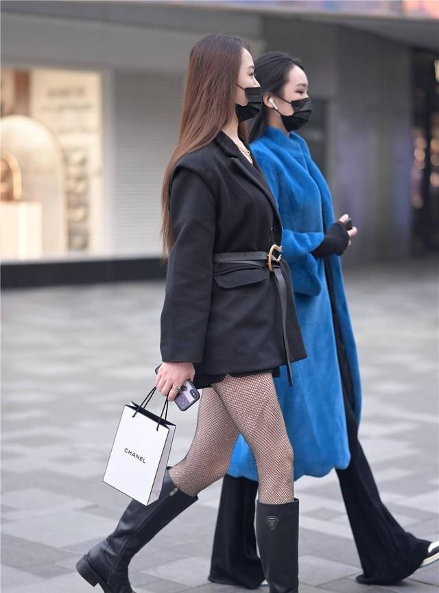 精致 黑色丝袜搭配长靴,还是选择高跟款式,更好衬托身材
