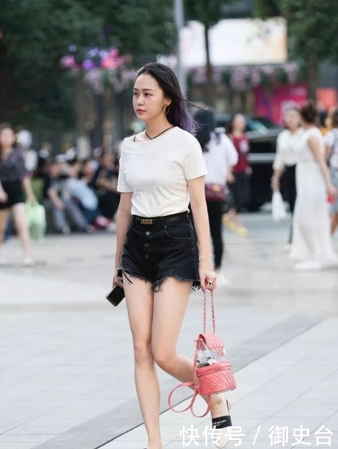 衬衫|街拍:灯笼袖的衬衫搭配黑色短裤,让小姐姐在人群中时髦度爆表!