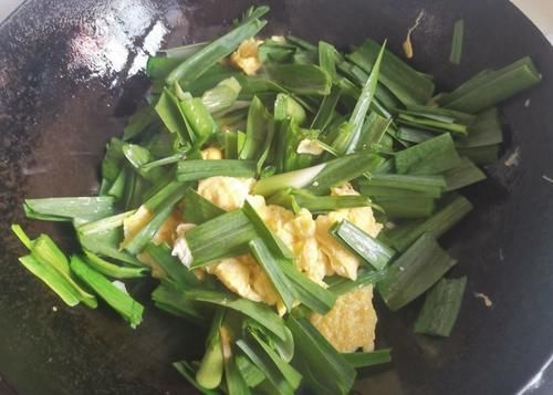 春天，这菜杀菌防感冒再不吃就老了，简单一炒味道超好，孩子都能多吃一碗饭