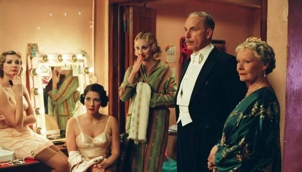 交待|《亨德森夫人的礼物》一个出卖自己同类的女人叛徒的正反两面