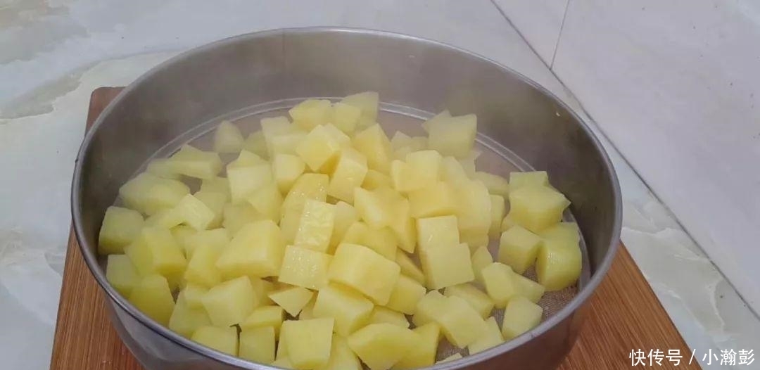 土豆又出新吃法,教你简单一做,比干锅土豆做法简单,比薯条好吃