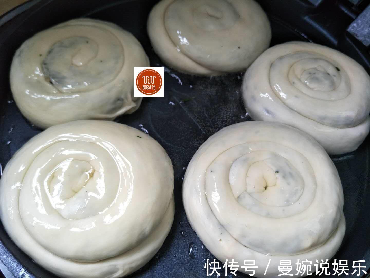 厨路|这样的韭菜盒子很少见,一抻一卷,皮薄馅大,层层酥脆,做法简单