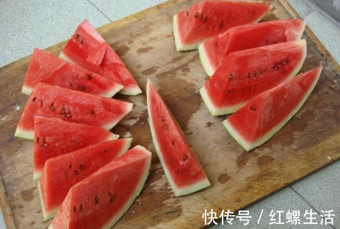 西瓜|西瓜甜不甜,内行人都看这里,一挑一个准,瓜农的方法简单又实用