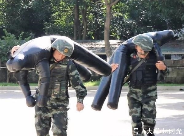 肌肉男|负重50斤跑5公里的军人与健身肌肉男 两者身体素质差距有多大