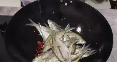 鲜嫩|我家的鱼从来不炖，而是这样做，鱼肉鲜嫩又入味，就连鱼骨都吃掉