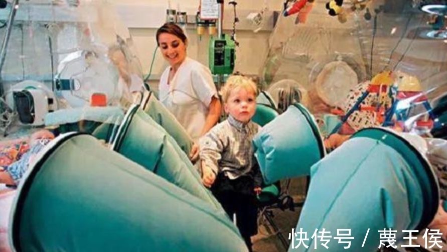 手术|12岁才走出隔离罩的“泡泡男孩”,在死亡前第一次触摸到了妈妈