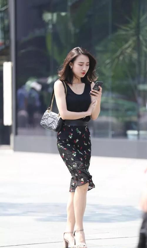 紧身上衣搭配超短热裤,脚踩一双白色长靴,精致又时尚