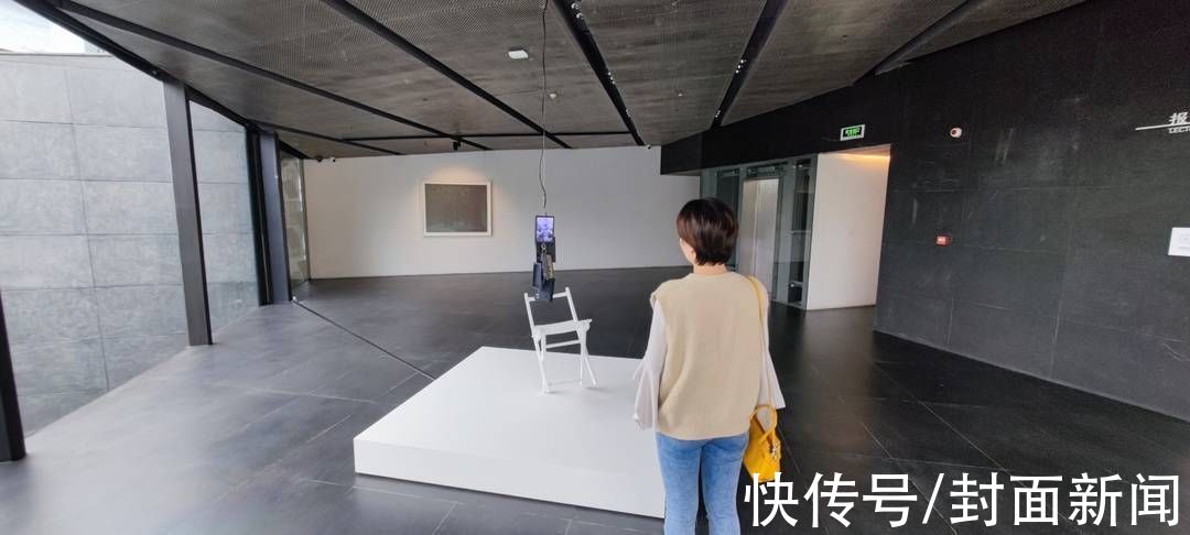 椅子季&十位中外艺术家组团参展，这个展览把椅子玩出了“花样年华”