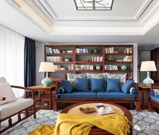 背景墙|客厅沙发靠墙放就太土气了,现在都流行这样做,房子档次翻几倍!