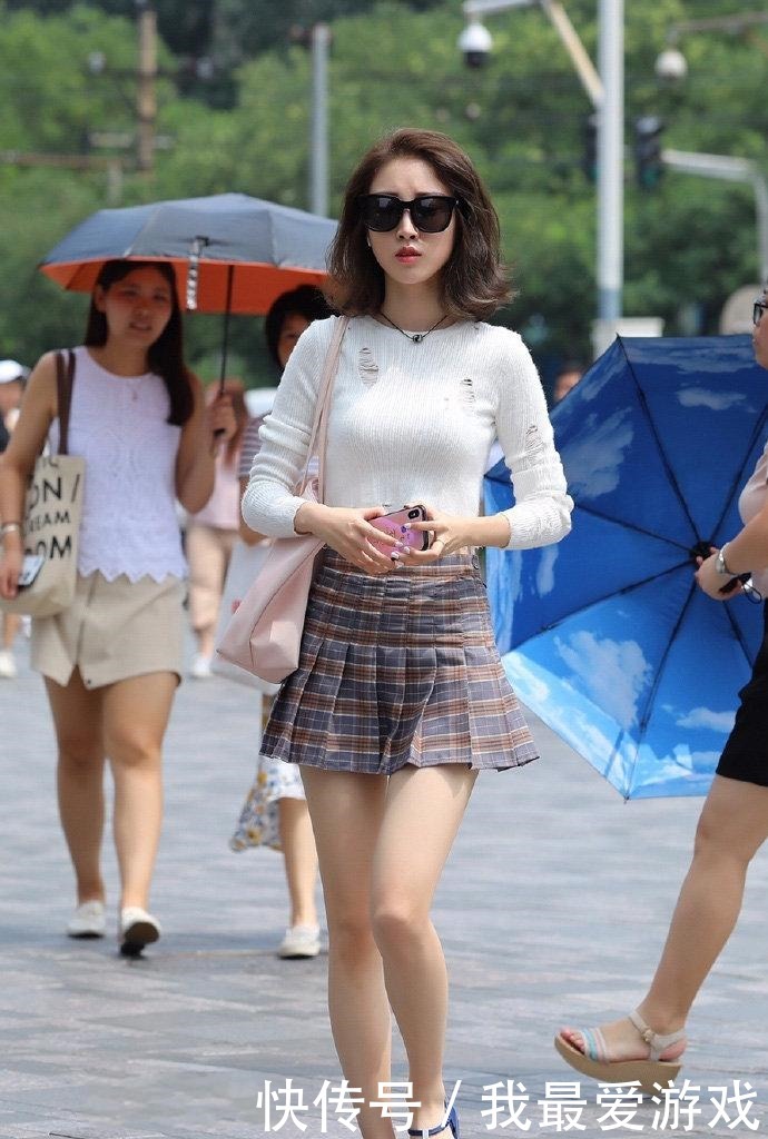 衣服|别人都穿破洞裤,表姐非要穿破洞上衣,衣服前后都有“洞洞”