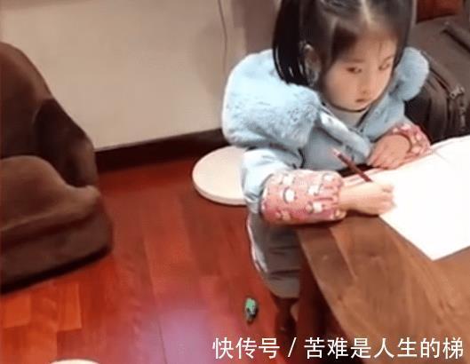 父母|二宝欲上前“捣乱”,被姐姐一个“眼神杀”吓退,乖怂表情亮了