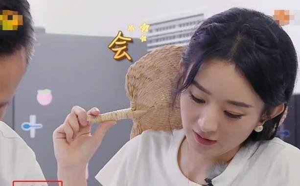 外国人|都是中专毕业,在给外国人点餐时,赵丽颖和李浩菲的差距太大了