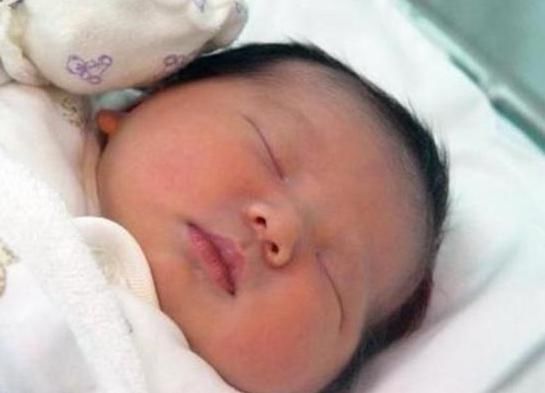 孩子|宝宝出生7天后迟迟不“睁眼”,父母送去医院,医生忍不住笑了