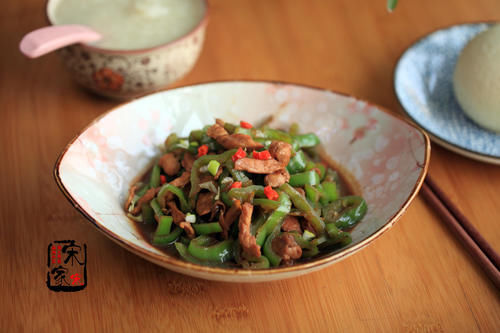 它的维生素含量是“蔬菜之首”，下饭还消食，瘦人都爱吃这个