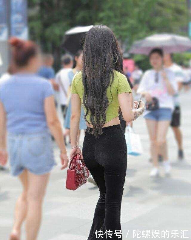 美女|身材修长的打底裤美女,增加造型层次感,真佩服她