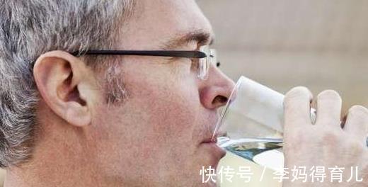 排出体外|高尿酸多喝水管用吗？专家给出的6点建议，让你巧妙喝水降尿酸