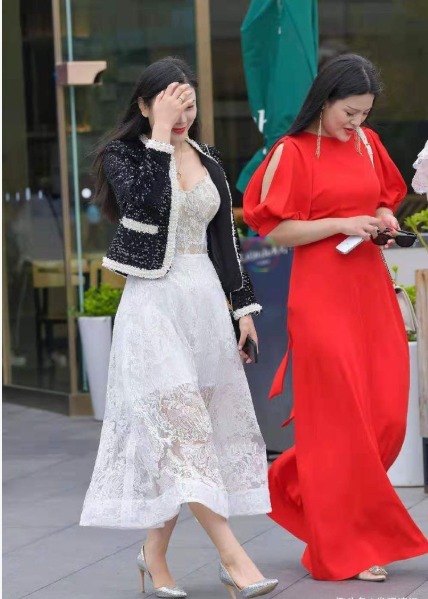 气质|白色蕾丝连衣裙搭配黑色白色斑点外套,轻薄透气,层次感十足