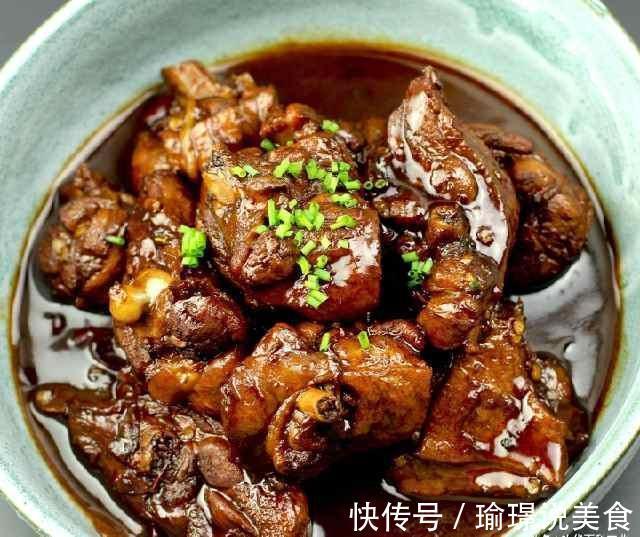 啤酒鸭除了加一些“啤酒”多加一点“它”，没有腥味，越炖越香