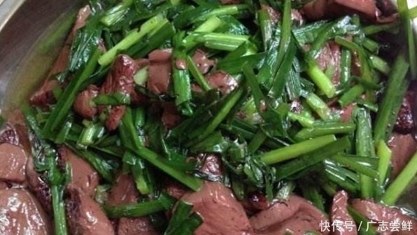 炒猪血时,切记别直接下锅,多加一步,猪血嫩滑入味、不易碎!