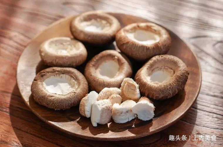 香菇水洗或焯水都是大忌,用这1招,脏东西乖乖溜走,干净又卫生