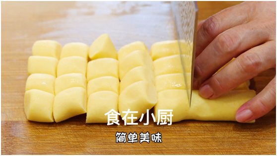 立秋多吃玉米面，往开水锅里一倒，瞬间变美食，比馒头简单还好吃