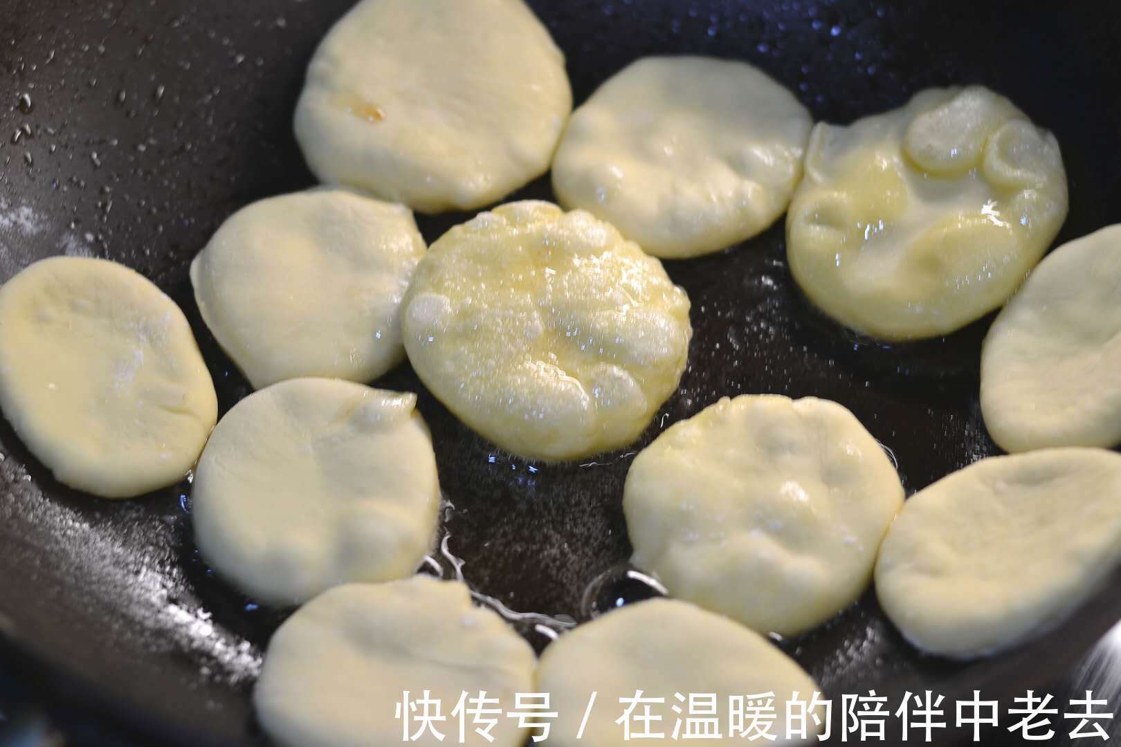 这小饼一上桌，儿子一口气吃10个还说没吃够，柔软咸香，太好吃！