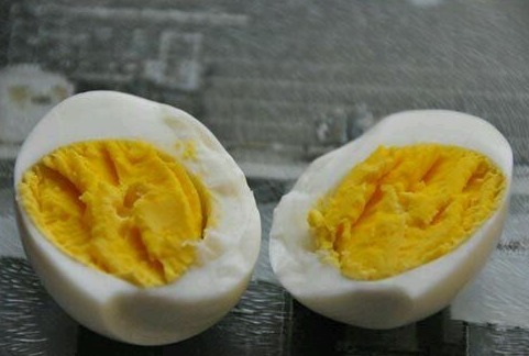 煮鸡蛋，别只会用清水，加点它，蛋壳一碰就掉，吃起来嫩又营养高