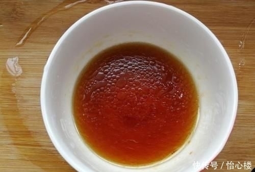 豆腐里打入两个鸡蛋,简单蒸一蒸,鲜嫩爽滑,营养健康特解馋