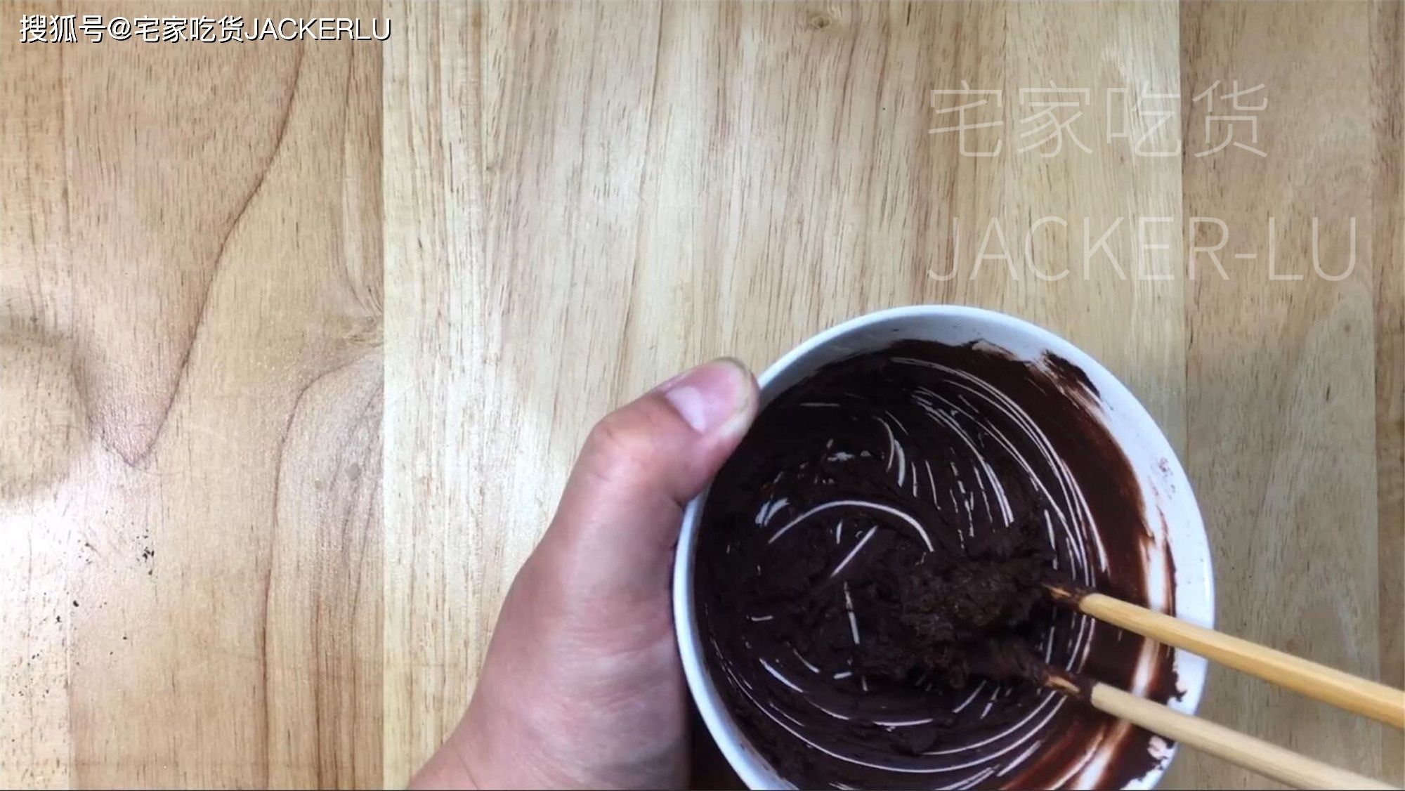 双色吐司面包,牛奶与可可携手共舞,双重味觉享受。