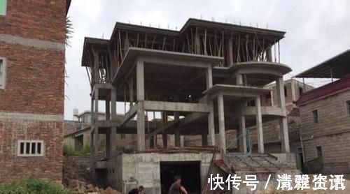 怨声|借地下室之名抬高地基2米,砸60万建两层别墅,邻居们看后怨声载道
