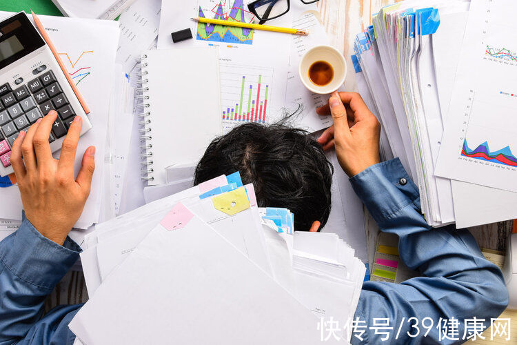 危害|熬夜危害大，到底几点睡算熬夜？提醒：做好4点，减少熬夜伤害