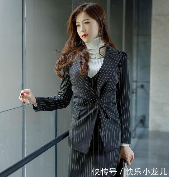 条纹 西装外套搭配马甲裙,身处职场的你一定不要错过这时尚干练的搭配