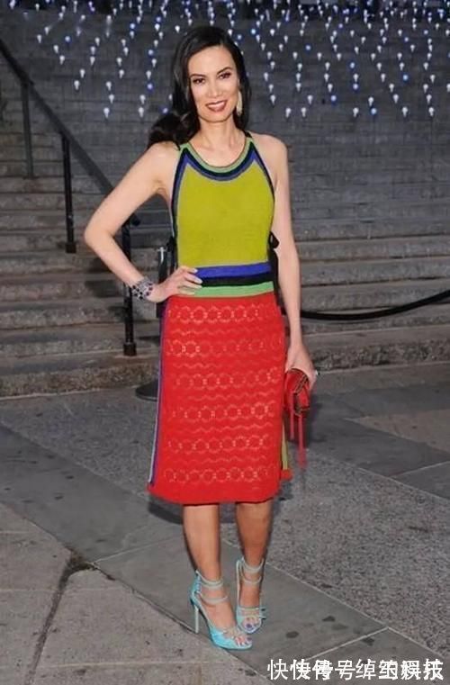 穿搭 邓文迪这次穿搭太成功,浅粉大衣内搭碎花裙,显白显瘦哪像52岁