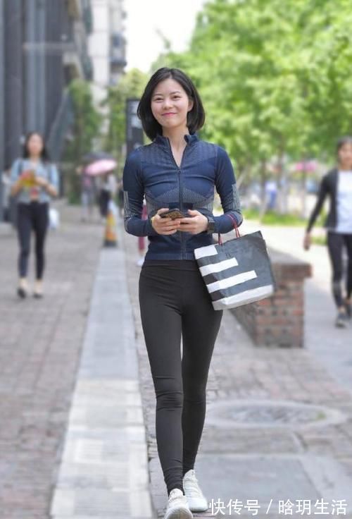 芳龄 小姐姐今年芳龄40,穿这身休闲运动装,瞬间年轻10岁