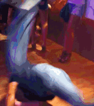 |搞笑GIF:谁还不是个小公主了,人家也会耍赖、撒娇和转伞伞的