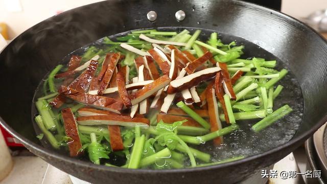这才是芹菜炒香干最好吃的做法，芹菜爽脆香干嫩，原来是这样做的