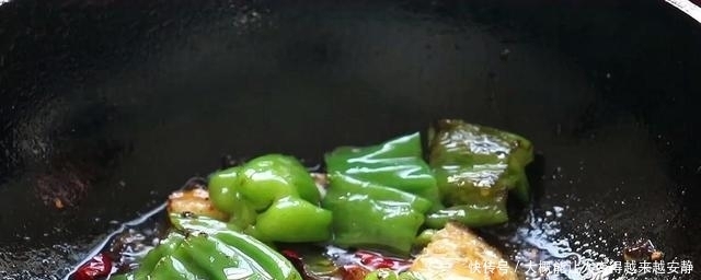 青椒这做法太好吃了,擀面杖一压,比吃肉过瘾,出锅就抢吃光