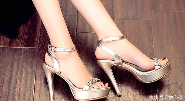 细跟鞋滑腻的面料，用心呵护脚底，让穿着更舒适自在