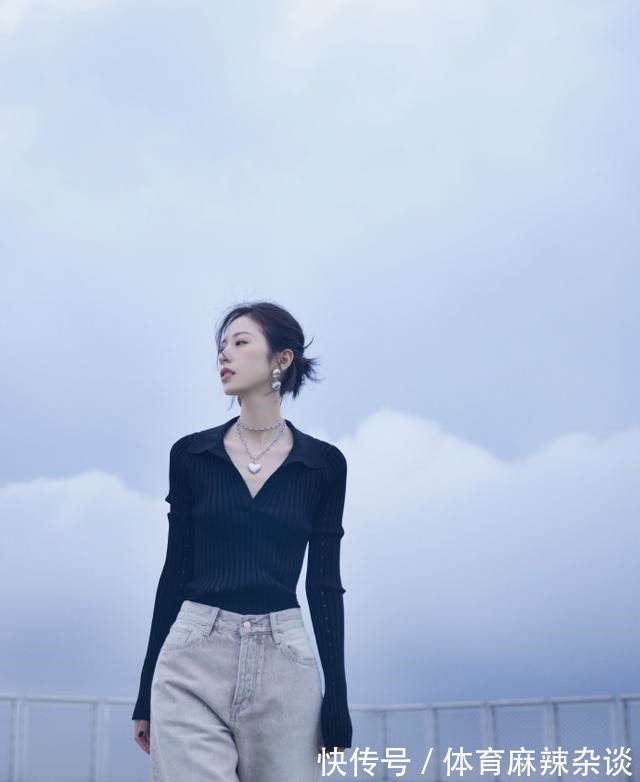 裤子|周雨彤的腰是有多细,针织衫塞进裤子也不鼓囊,“漫画腰”抢镜!