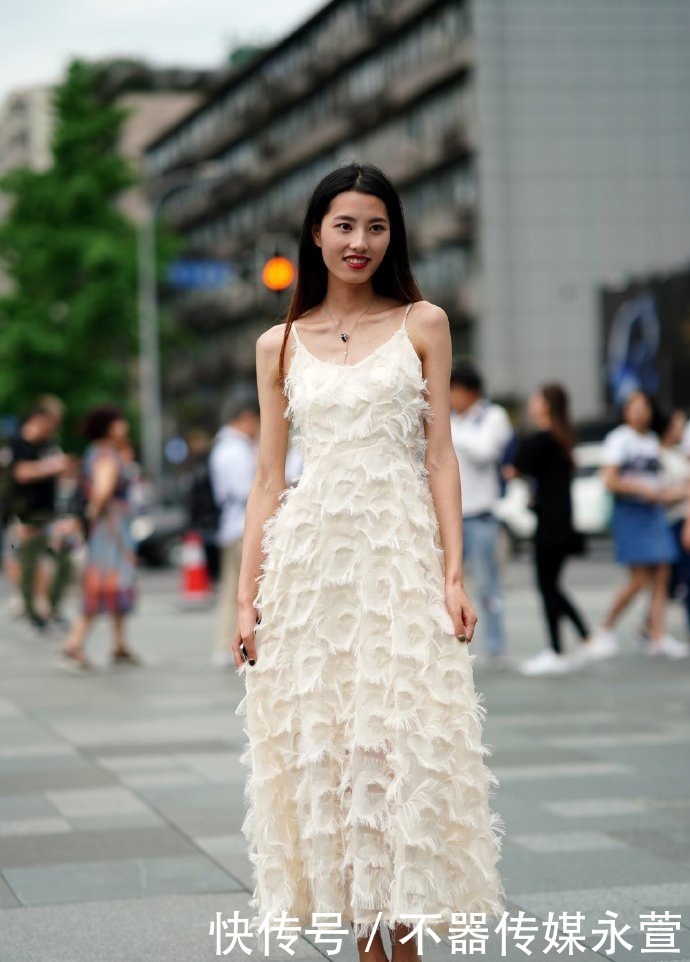 甜美|小姐姐穿绒毛的连衣裙美成仙女，笑容还这么甜美