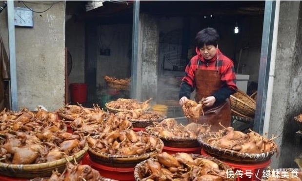 网红夫妻街边卖“它”,15元一只,日卖上千只,邻摊:笨蛋才买!