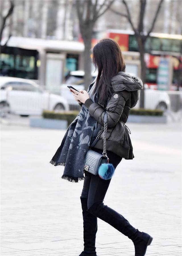 美女 黑色绒面过膝靴, 搭配紧身裤, 短款的羽绒服很好看