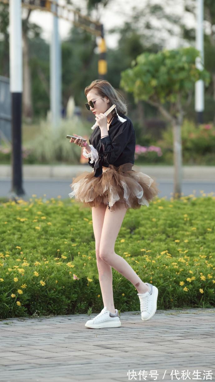 靓丽 高挑靓丽的小姐妹,身穿时吊带裙,清新甜美