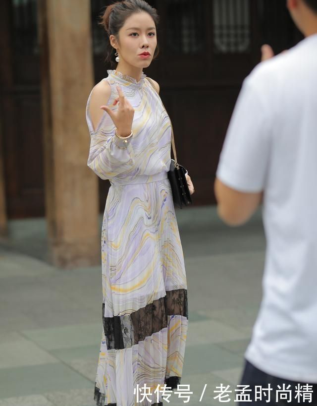 设计感满满的连衣裙, 凸显脖颈那迷人的小锁骨, 轻松变女神