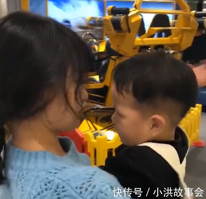 对打|都没长大2岁萌娃调皮打妈妈,90后宝妈竟和儿子对打,哭笑不得