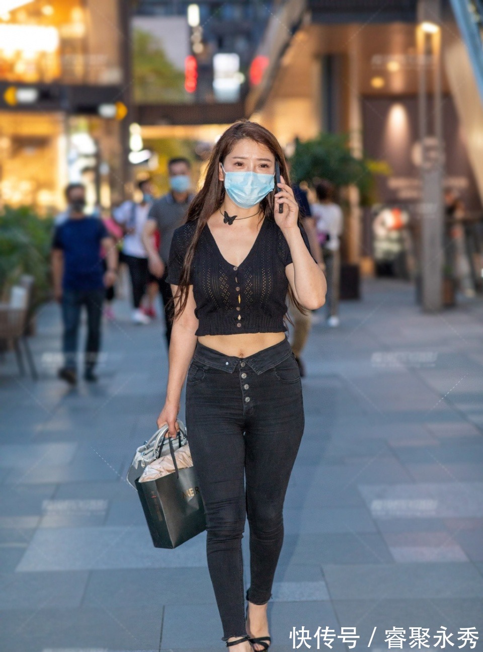 显瘦|夏季穿搭新主张,黑色短款开衫配黑牛仔裤,清凉显瘦成熟有气韵