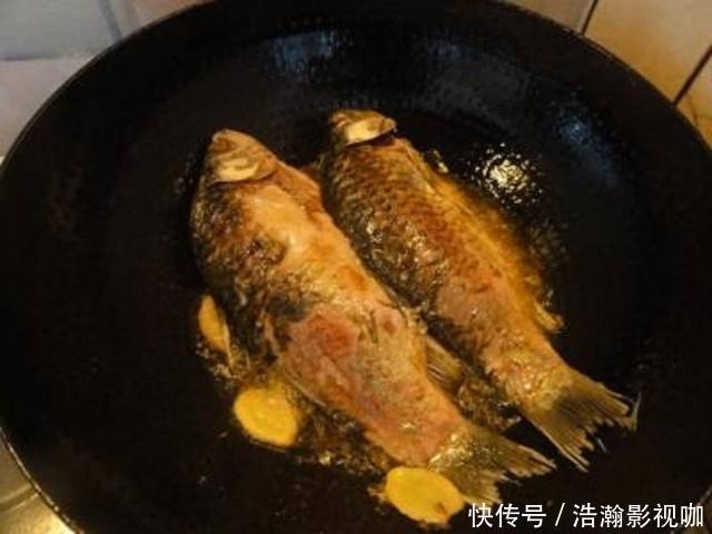煎鱼别只会用生姜!大厨多加一点它,煎鱼不粘锅,鱼肉红亮入味