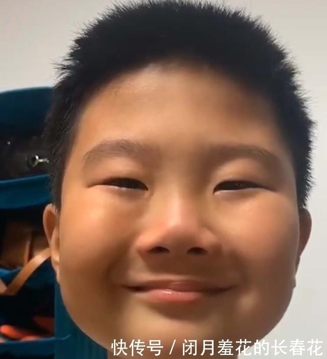 哭泣|男孩被妈妈批评后掉眼泪,却被制止不许哭,萌娃忍出“强颜欢笑”