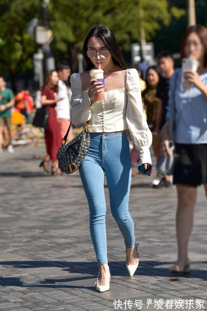 穿搭 有了牛仔裤的“帮忙”,穿搭就能变得随性一些,简简单单就挺美